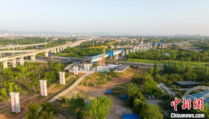 航拍正在建設(shè)的成都至自貢高速鐵路跨成都繞城高速公路連續(xù)梁施工現(xiàn)場?！⒅铱?攝