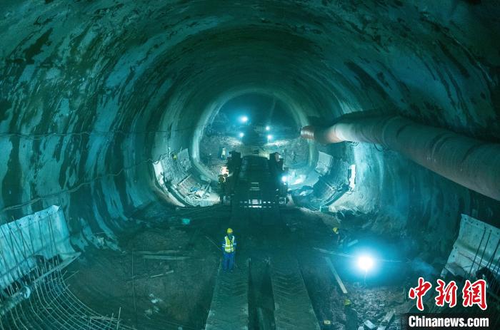 正在掘進(jìn)中的龍泉山1號隧道?！⒅铱?攝