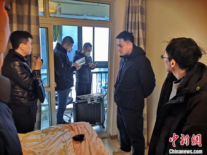 丹東市公安局民警抓捕犯罪嫌疑人，在其家中進(jìn)行搜查?！〉|市公安局供圖