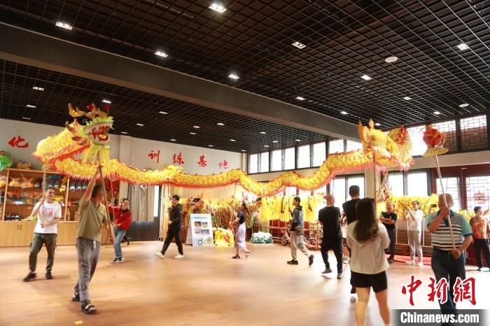 臺胞臺屬體驗(yàn)舞龍?！≈芪的裙﹫D