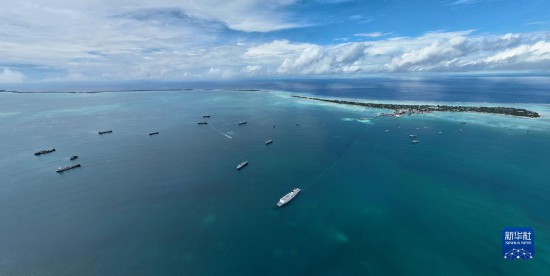 7月22日，中國(guó)海軍“和平方舟”號(hào)醫(yī)院船結(jié)束基里巴斯訪問(wèn)，駛離塔拉瓦港。新華社發(fā)（桂江波 攝）