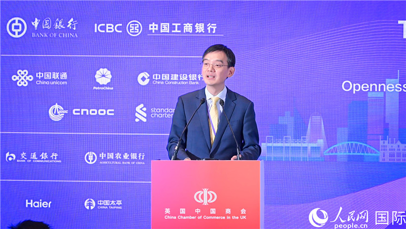 英國(guó)中國(guó)商會(huì)會(huì)長(zhǎng)、中國(guó)銀行倫敦分行行長(zhǎng)方文建 致歡迎辭。人民網(wǎng) 郭錦標(biāo)攝