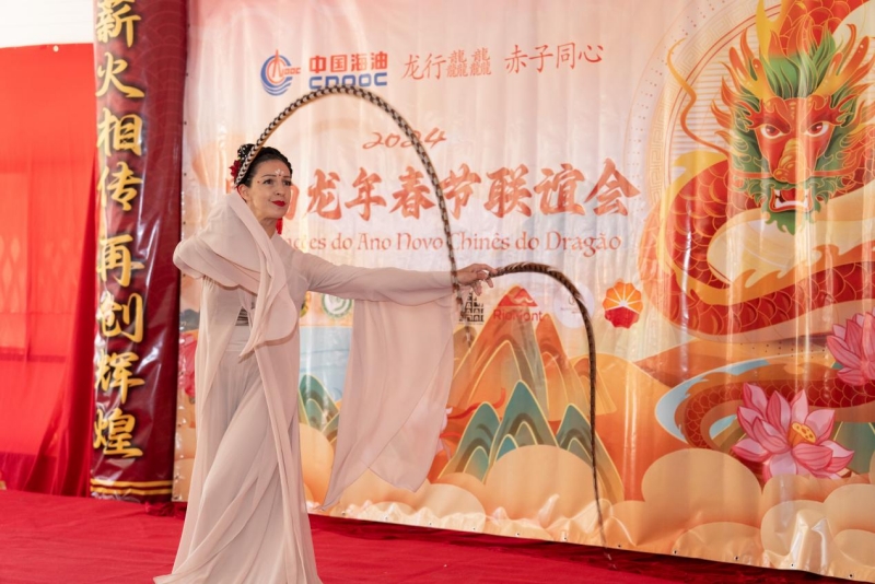 巴西藝術(shù)家表演中國舞。里約天主教大學(xué)孔子學(xué)院供圖