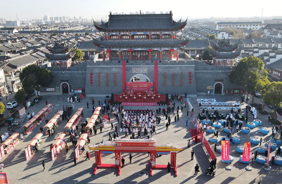 城門(mén)掛春聯(lián)，金湖沖刺“開(kāi)門(mén)紅”。陳義寶攝