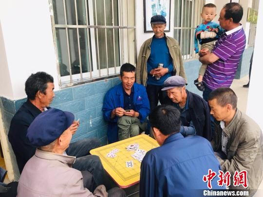圖為老年人“興趣驛站”中的棋牌組。　艾慶龍 攝