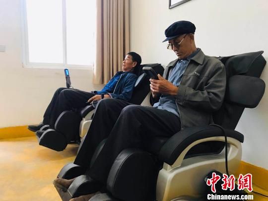 袁家壩村老年人使用按摩椅?！“瑧c龍 攝