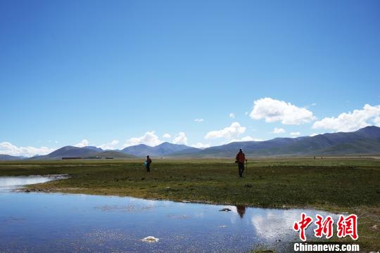 游客體驗(yàn)在藏徒步：一面是雪域美景，一面是城市巨變