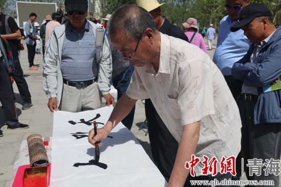 圖為民和書畫活動(dòng)現(xiàn)場(chǎng)。