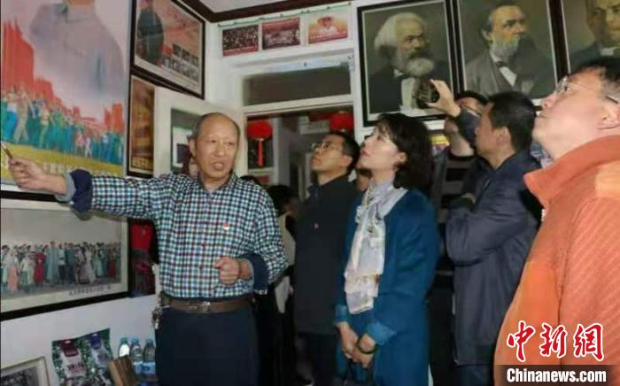 甘肅嘉峪關(guān)古稀老人收藏50載家中建博物館傳承紅色記憶