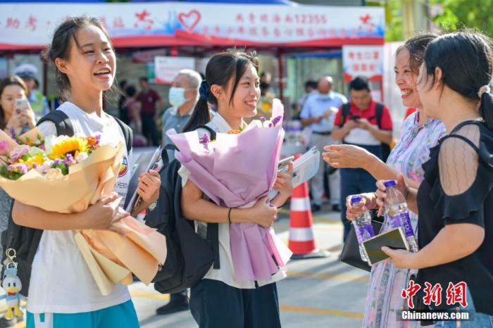 資料圖：6月10日，海南省?？谑泻Ｄ现袑W考點外，家長為剛剛走出考場的考生送上鮮花。當日，海南省2021年高考結(jié)束 。 <a target='_blank' ><p  align=