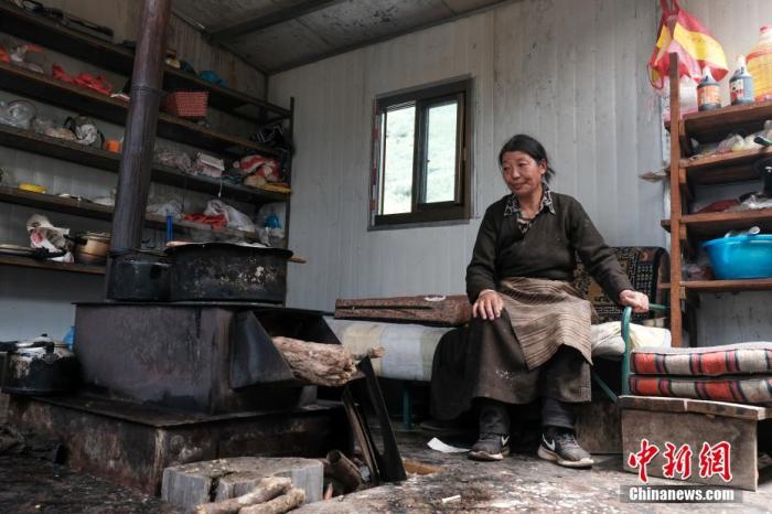 圖為8月6日，“玉麥姐妹”央宗在自家牧場放牧點(diǎn)的小屋里，她傳承了父親的生活習(xí)慣，喜歡待在牧場。 <a target='_blank' ><p  align=