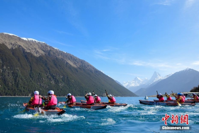圖為200米靜水雙人漂流艇競(jìng)速賽比賽現(xiàn)場(chǎng)。<a target='_blank' href='/'><p  align=