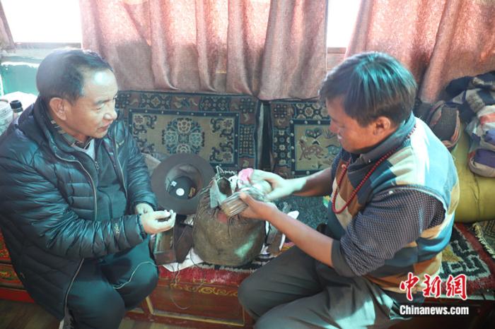 央嘎在牧民家中考察。受訪人供圖。