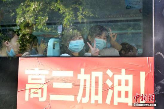 資料圖：2020年7月，廣西南寧沛鴻民族中學內，高三學生乘坐高考專車前往考點。 中新社記者 俞靖 攝