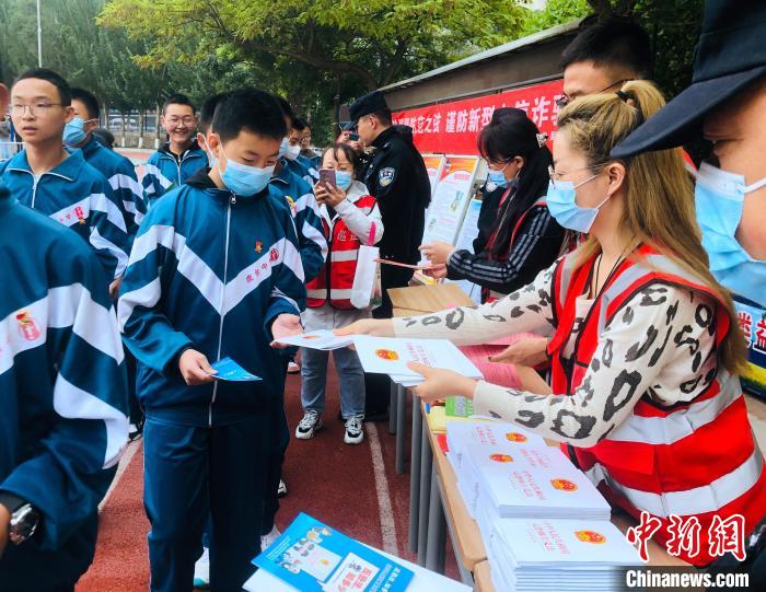 圖為西寧市法制宣傳進校園。　西寧市城西區(qū)供圖
