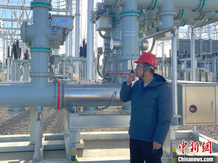 圖為國網(wǎng)青海檢修公司專業(yè)人員在沙柳變電站驗收設備。　唐胥 攝