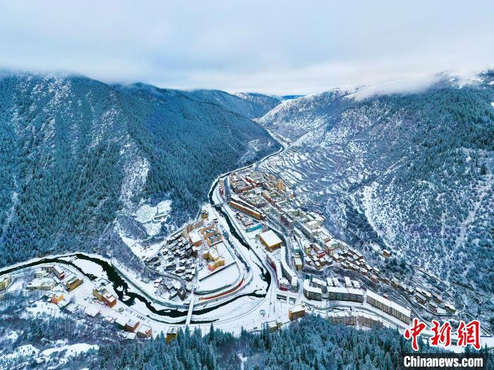 壤塘的雪后美景?！∪捞量h融媒體中心供圖