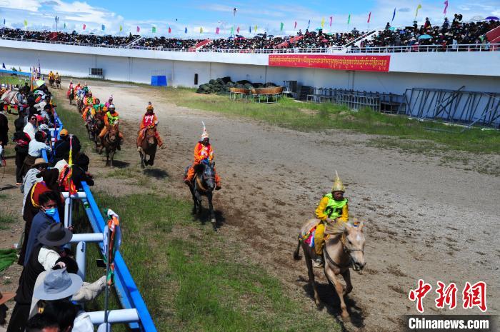 圖為少年騎手騎乘沒有馬鞍的賽馬，靠雙腳夾住馬馳騁在跑道上?！垈?攝