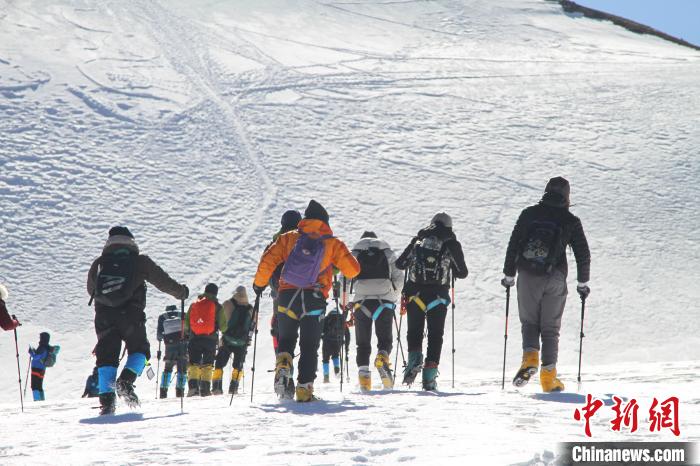 圖為2019年，普通民眾在洛堆峰體驗(yàn)登雪山活動(dòng)。資料圖 趙朗 攝