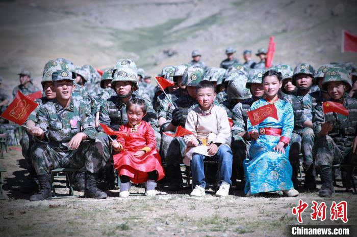 圖為駐地小朋友參加此次活動?！?普布扎西 攝
