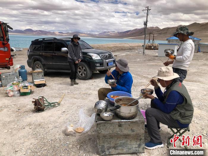 在“世界屋脊”上作業(yè)，中國(guó)科考隊(duì)員衣、食、住、行有何特色？