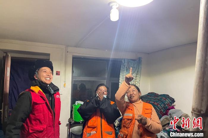 青藏公路109道班接入大網(wǎng)電?！?閆昱翰 　攝
