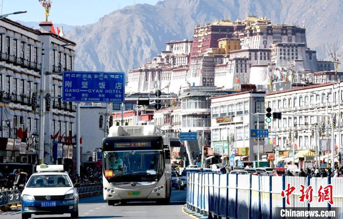 12月7日，一輛公交車從拉薩市城關(guān)區(qū)北京東路駛過?！±盍?攝